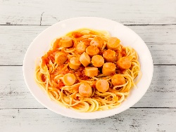 Спагети с доматен сос, кренвирши, кашкавал, чесън и босилек - снимка на рецептата